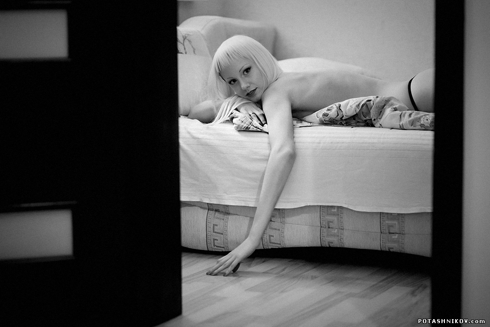 Эротическая фотосессия в интерьере квартиры. Фотограф  НЮ в фотостудии в Минске.