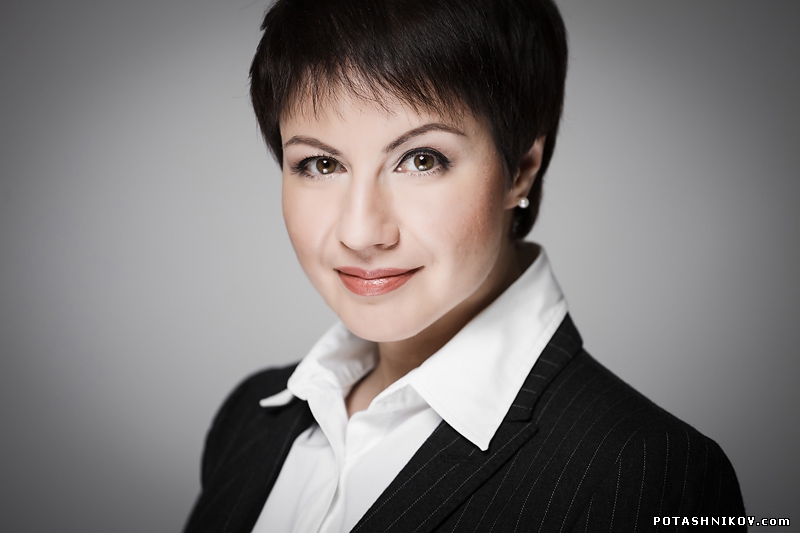 Фотосъемка делового портрета женщины. Фотосессия руководителя компании  в фотостудии в Минске.