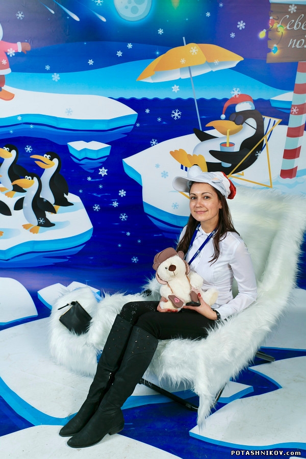 Фотограф на фотозонах и фотостенках. Фотосъемка сотрудников со студийными вспышками. Фотобаннер.