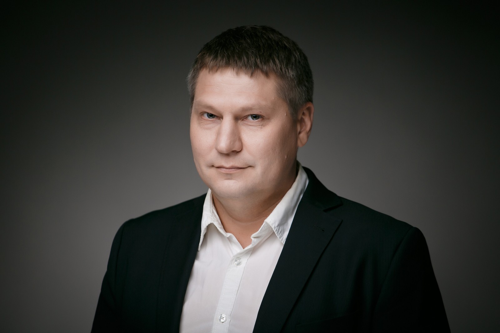 Деловой портрет. Фотосессия сотрудников компании для сайта и презентаций Btools. Фотосъемка топ-менеджеров.