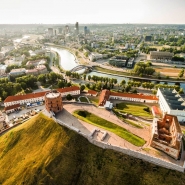 Замок Гедемина в Вильнюсе. Фотосъемка недвижимости с квадрокоптера. Фото видео съемка с воздуха в Вильнюсе, аэросъемка в Литве с