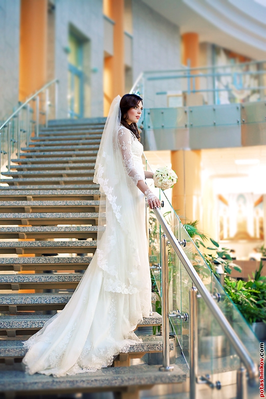 Свадебная фотосъемка в Национальной библиотеке города Минске. Невеста и фотограф на свадьбу.