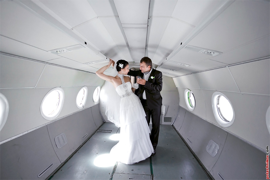 Свадебная съемка в самолете. Свадебный фотограф в Минске. Фотосессия свадебная.